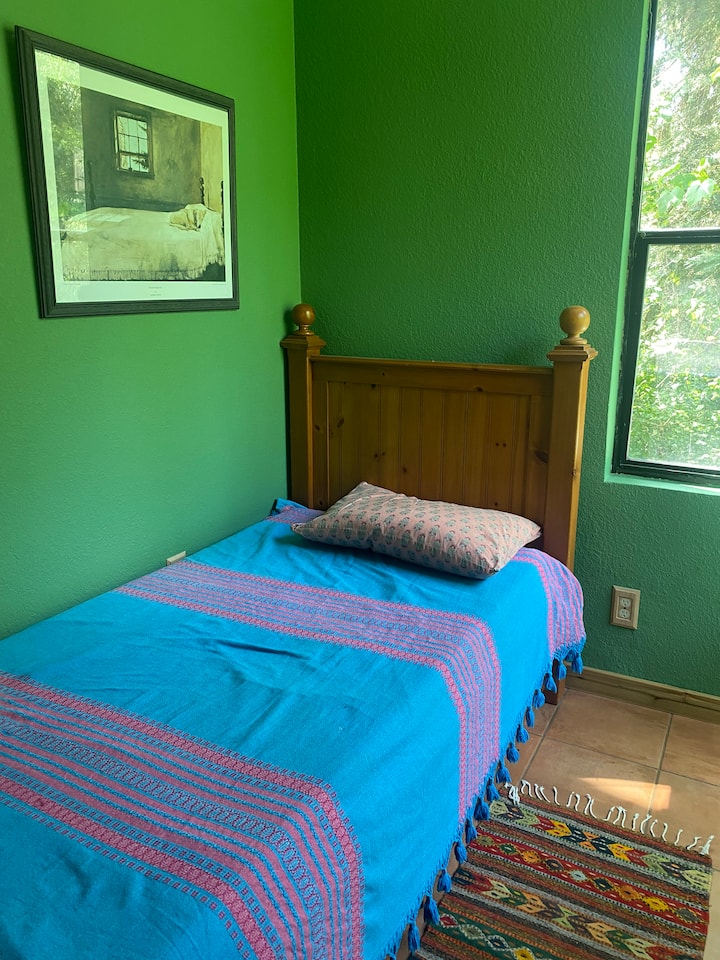Cama doble con otra cama doble incorporada