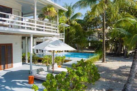 Private Beachfront w/pool, firepit, family home