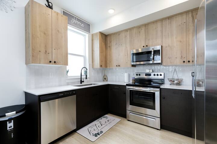 Fully furnished modern condo | 30+ day stay