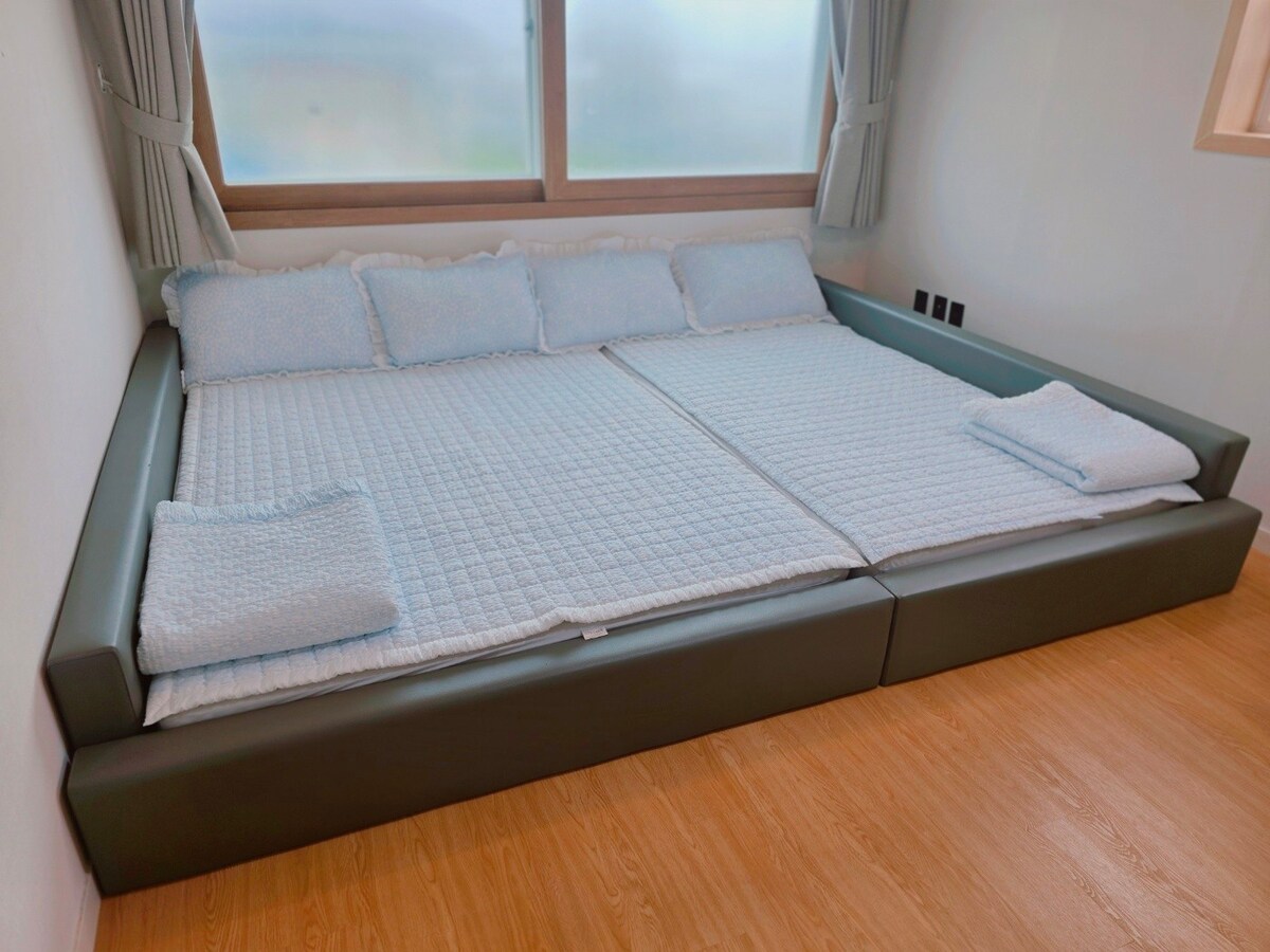 سرير عائلي (كوين + مفرد) في غرفة النوم في الطابق الأول ^^