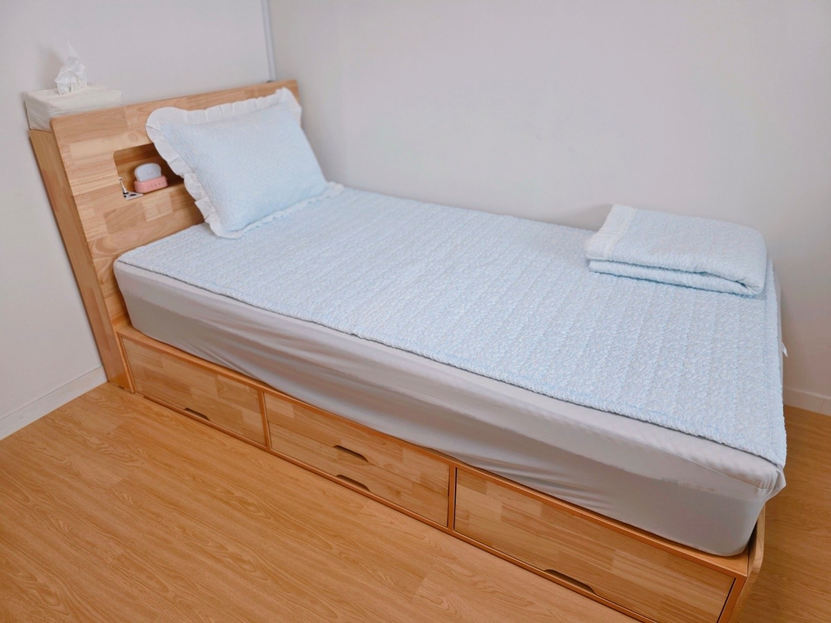 إنها غرفة في الطابق الأول (مقاس فردي) ^^