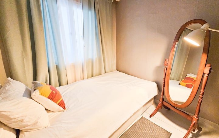 זה החדר שליד דלת הכניסה.
יש וילונות שיפון ווילונות האפלה מנטה.