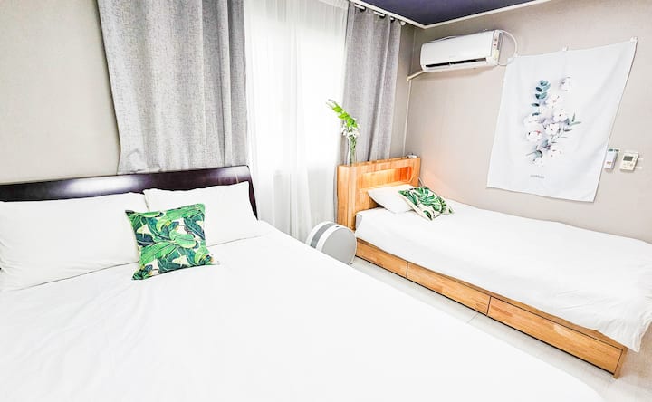 זה חדר גדול עם מיטת קינג סייז וסופר יחיד.
יש דוד שיכול לשלוט במזגן ובחימום המים החמים על הקיר.
