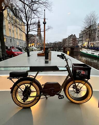 Amsterdam Houseboat gallery image 4