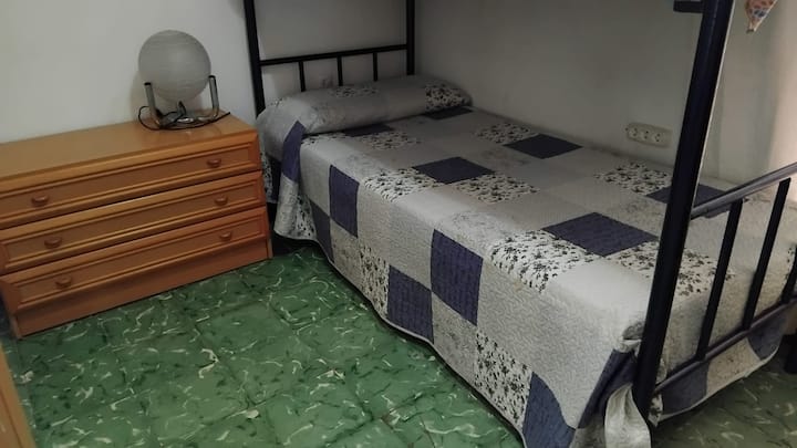 חדר שינה עם מיטה זוגית, ארון בגדים מובנה ונוח.