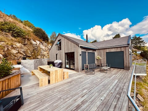 Large and modern cottage by the lake in Sørlandet.