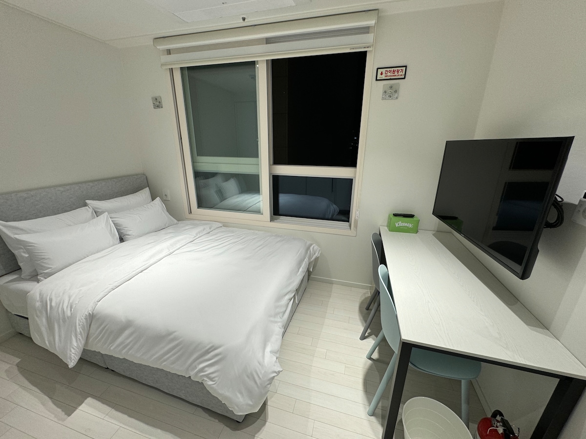 Cama tamaño queen, ajuste de manta de microfibra blanca y persianas opacas ignífugas, el alojamiento está en la novena planta