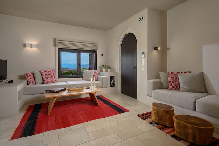 Open-Plan Entrance and Living Area with Traditional Archway