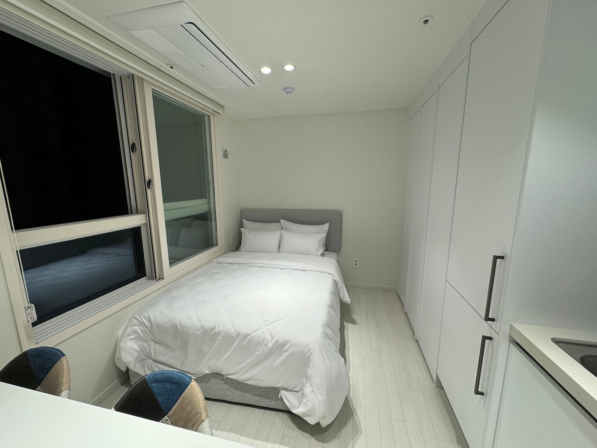 标准双人床、白色超细纤维毯和阻燃遮光百叶窗，住宿位于6楼