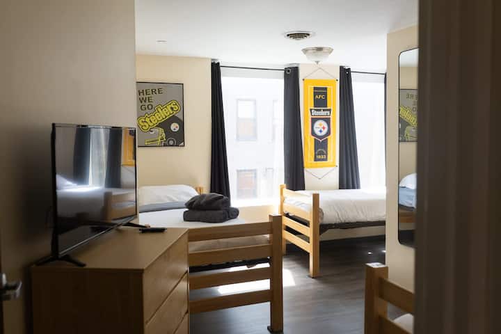Cozy Downtown Pittsburgh Sports-themed Efficiency - Pittsburgh, PA