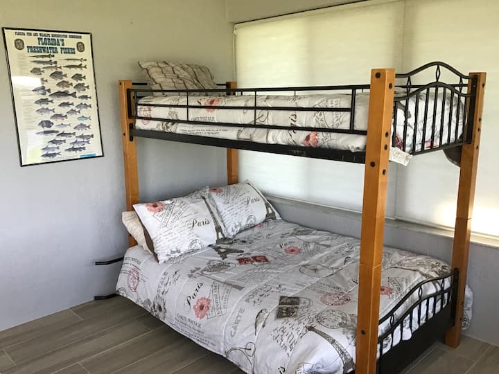 ห้องอาบแดดมีเตียงสองชั้นที่สามารถรองรับเด็ก 3 คนได้อย่างสะดวกสบายหากจำเป็น  นอกจากนี้เรายังมีเตียงพับ 2 เตียงในตู้เสื้อผ้าห้องนอนใหญ่ พร้อมพื้นที่กว้างขวางในห้องอาบแดดสำหรับวางเตียงพับ หากจำเป็น