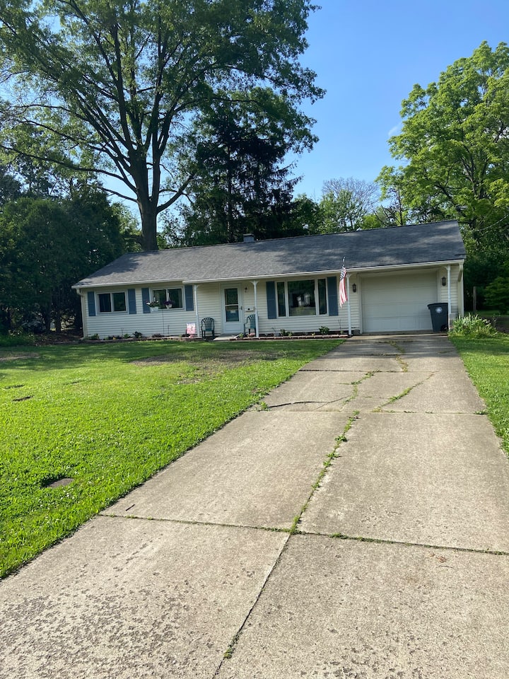 Casita- cozy, spacious house near everything!