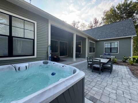 Luxurious 5bdrm w/hot tub, free shuttle service
