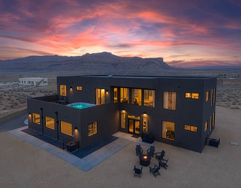 The Highlander: 4000sf Luxe Villa, Rooftop Hot Tub