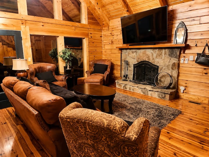 Spacious Lakefront Cabin- Dock, Hot Tub & Kayaks