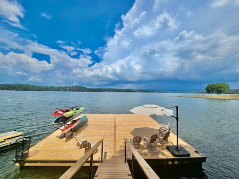 Spacious Lakefront Cabin- Dock, Hot Tub & Kayaks
