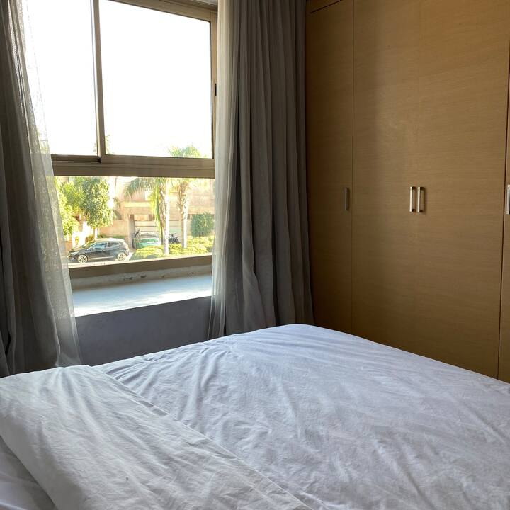 Disfruta del lujo en uno de los cuatro dormitorios elegantemente decorados.