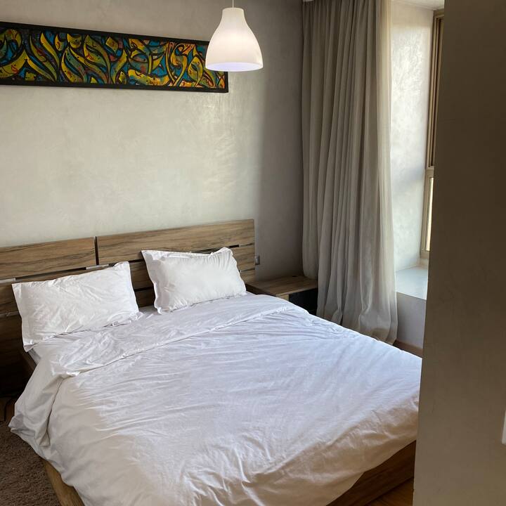 Disfruta del lujo en uno de los cuatro dormitorios elegantemente decorados.