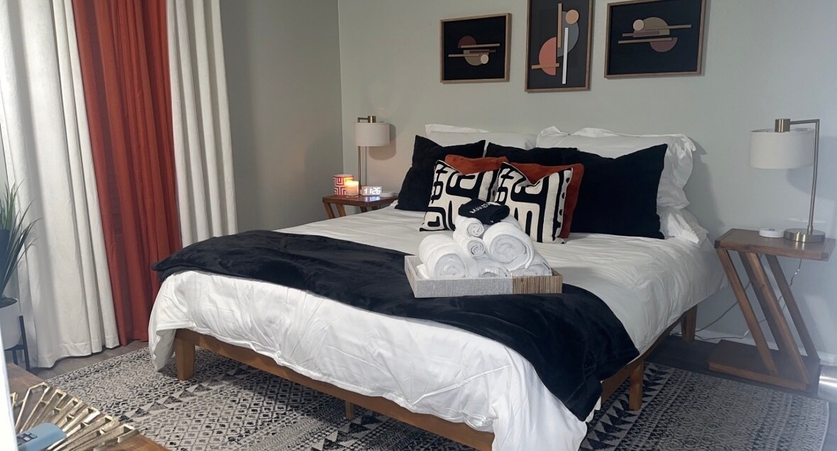 SUPER POHODLNÁ POSTEĽ VEĽKOSTI KING S VANKÚŠMI NAVYŠE A BAVLNENOU POSTEĽNOU BIELIZŇOU

Každý nočný stolík má nabíjaciu stanicu pre všetky vaše elektronické zariadenia. 

Stmievateľné lampy na každom nočnom stolíku s extra zásuvkou USB aj na lampách 