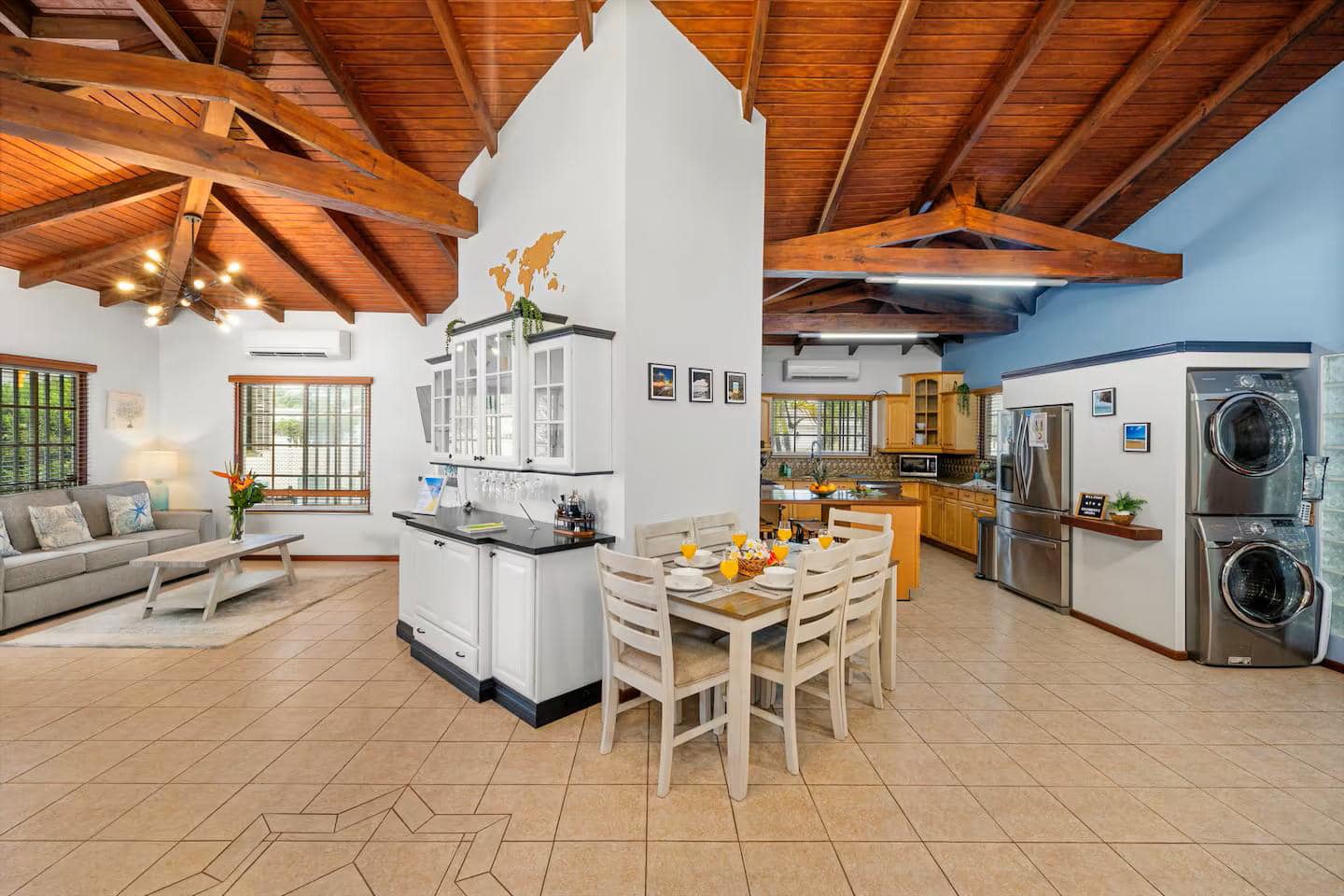 CasAmigos Aruba living space