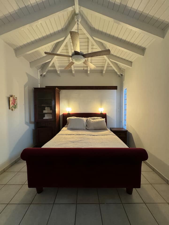 Dormitorio de la casa de huéspedes. 

Incluye zona de cocina, nevera, inodoro y ducha. 