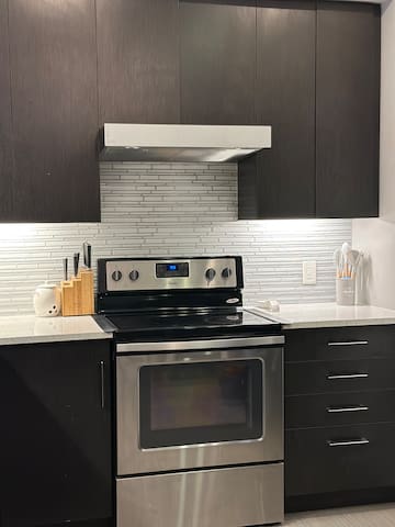 Modern 4BED Home in Kanata gallery image 2