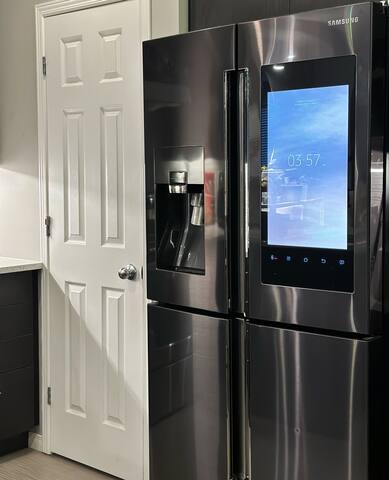 Modern 4BED Home in Kanata gallery image 4