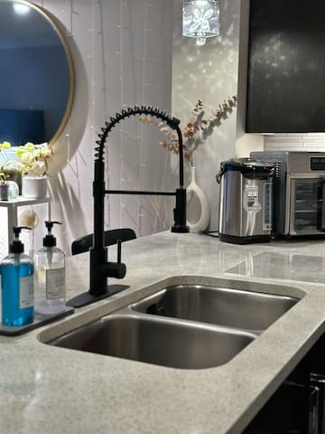 Modern 4BED Home in Kanata gallery image 3