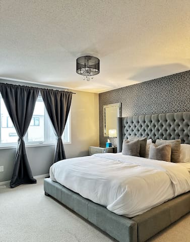 Modern 4BED Home in Kanata