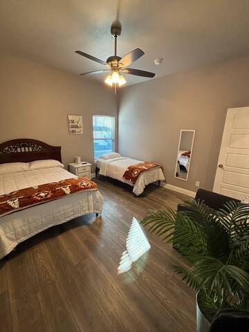 Home 180 steps from Stockyards gallery image 5