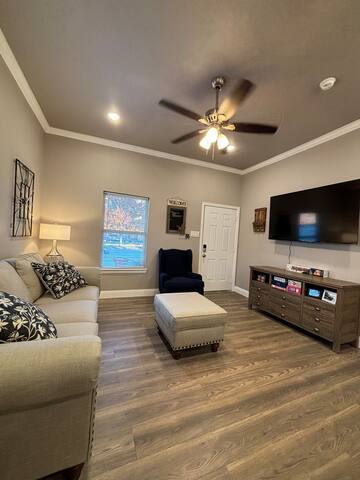 Home 180 steps from Stockyards gallery image 2