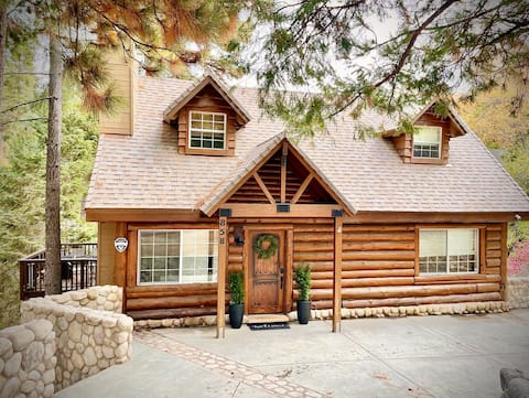 Cozy 5BR Forest Log Cabin-Game Rm, Hot Tub & Sauna