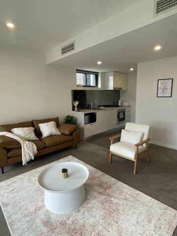 Views and vibes! Free CBD parking! Location! gallery image 3