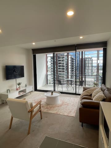 Views and vibes! Free CBD parking! Location! gallery image 2