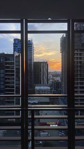 Views and vibes! Free CBD parking! Location!