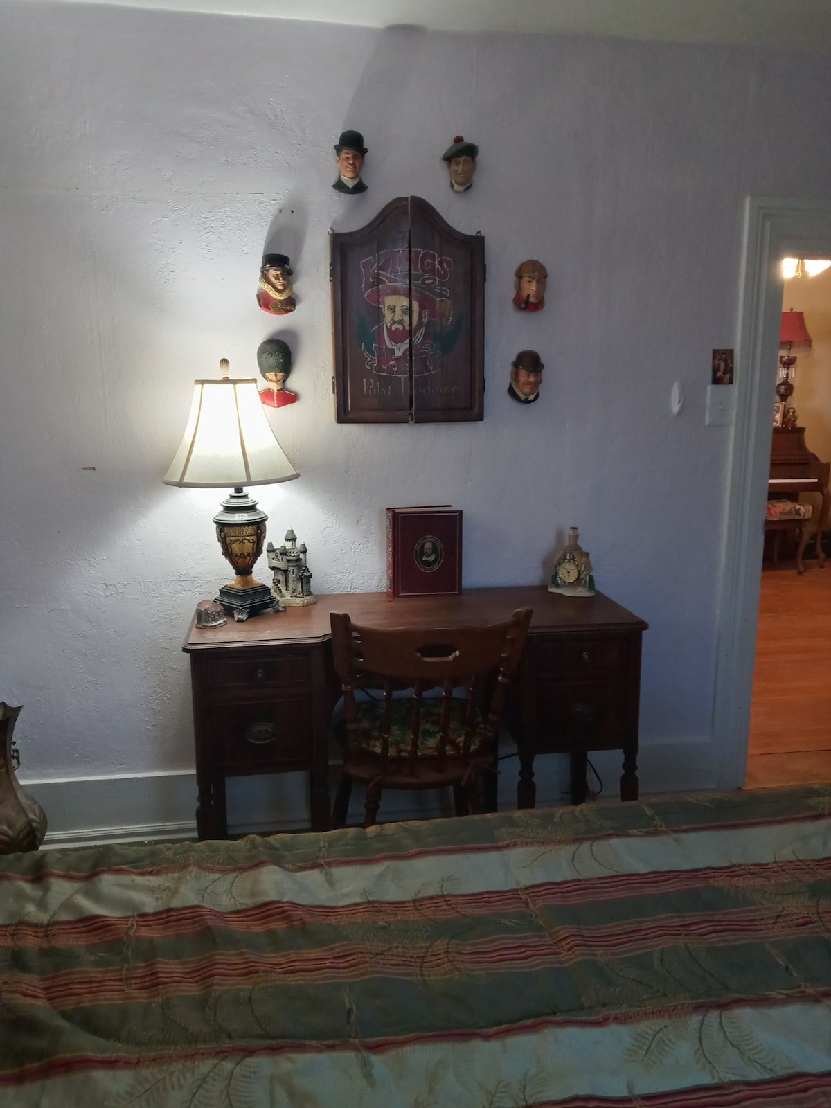 За да играте пикадо, симнете го и ставете го на едно од столчињата во дневната соба. Иако е примамливо да ги фрлате пикадо на Bossom Heads, не користете ги бидејќи се колекционерски предмети. Ја ставив мојата книга која содржи многу претстави на Шекспир. Замокот е Дејвид Винтер