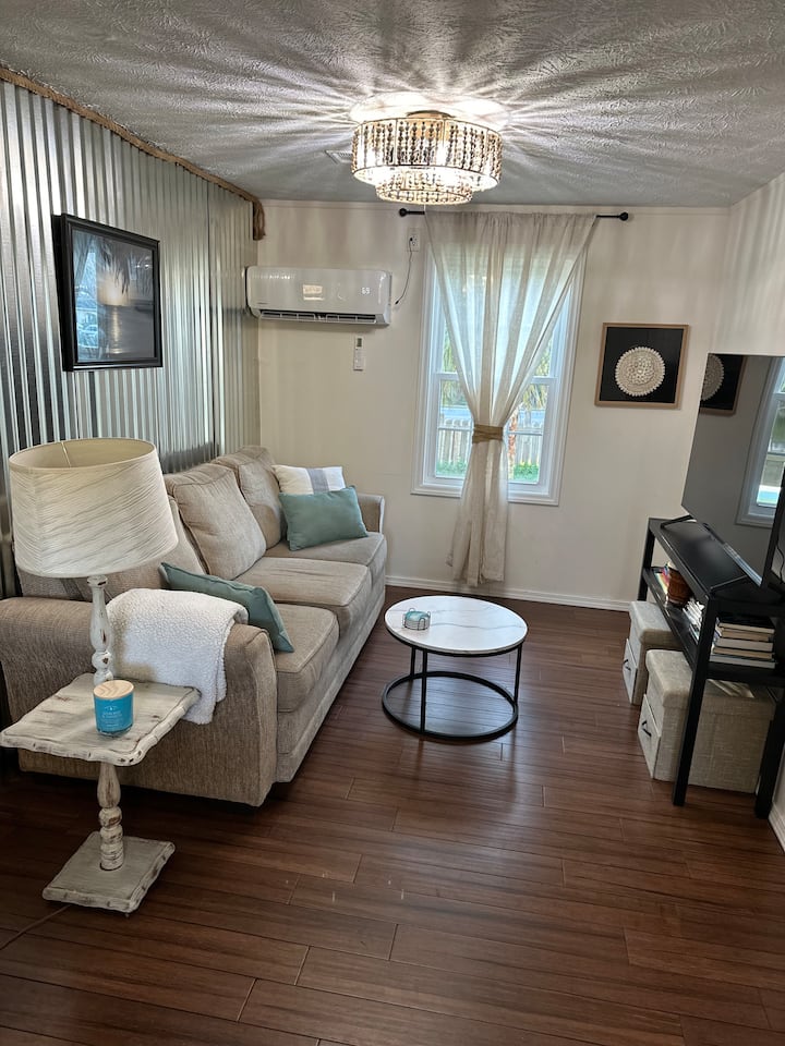 Country Charm, King Bed, Bike To Beach, Art Wall - Pawleys Island, SC