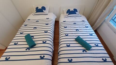 DisneyLand 5 minute apartment with parking