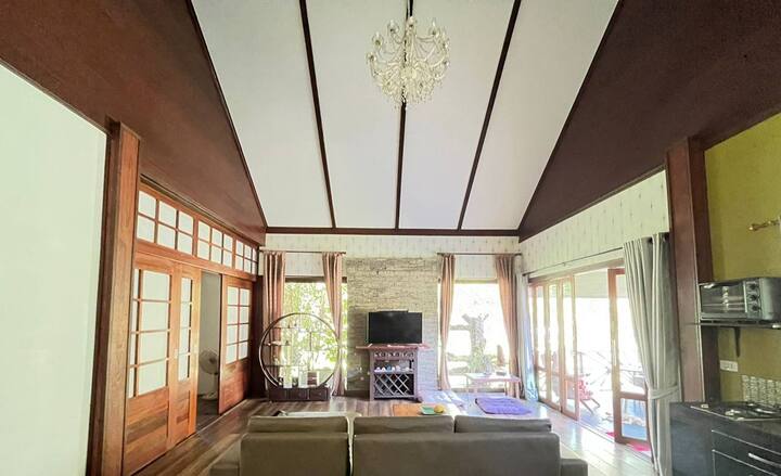 Veľký priestor, obrovské okná (môžete otvoriť obe a sledovať kanál Discovery 24 hodín denne) 
TV, kuchyňa so všetkým, čo tiež potrebujete variť. Pracovný stôl a kuchynský stôl