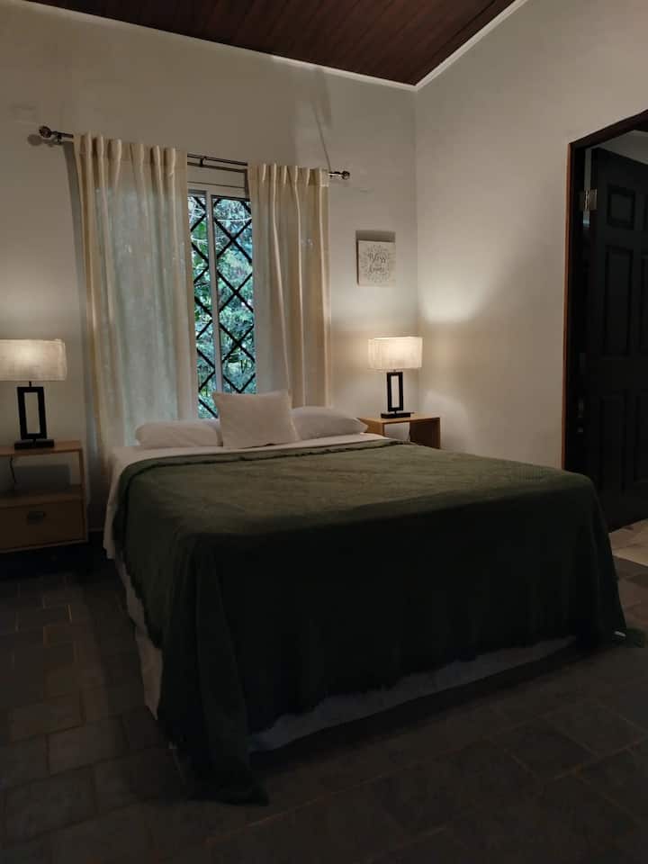 クイーンサイズベッド、お部屋にテレビ、専用バスルーム