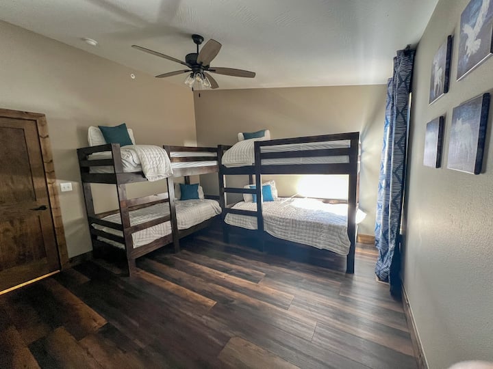 La chambre superposée est située à l'étage et comprend deux lits jumeaux sur des lits jumeaux superposés, une télévision, une salle de bains privative et une vue sur le lac depuis la fenêtre. 