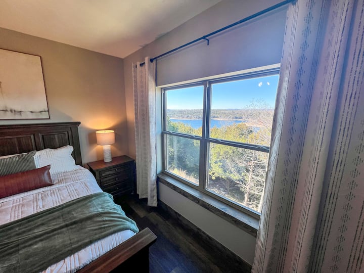 Ce lit king size, suite parentale est situé au niveau principal et offre une vue incroyable sur le lac ! 