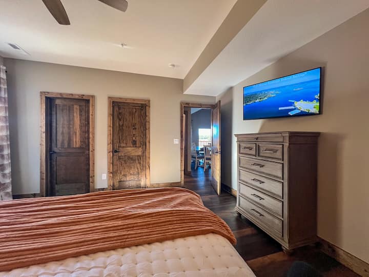 Télévision Montage incluant la télévision en direction du lit pour faciliter la visionnage. Nous fournissons la télévision YouTube et il y a plusieurs autres options gratuites. 