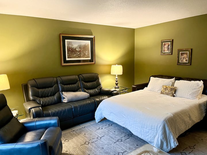 Udoban kožni naslonjač, udoban naslonjač, udoban kožni kauč na razvlačenje.