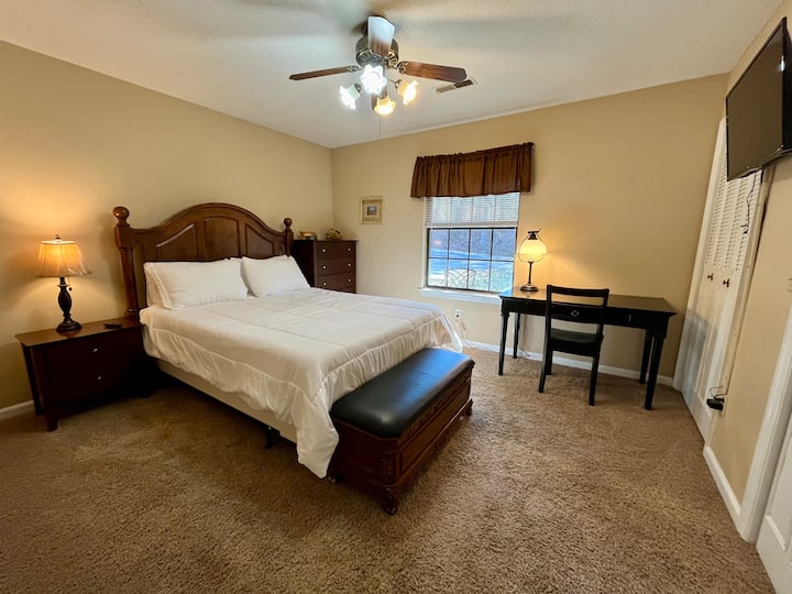 Naš udobni bračni krevet ima 450 plahti s brojem niti za luksuzan noćni san! Prostor za rad s brzim internetom. Pored ormara za odlaganje odjeće. 