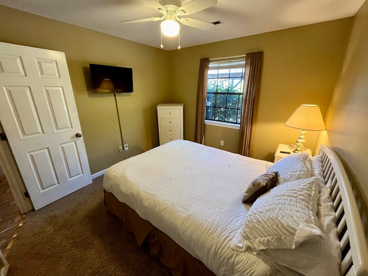 Naš udobni bračni krevet ima 450 plahti s brojem niti za luksuzan noćni san!