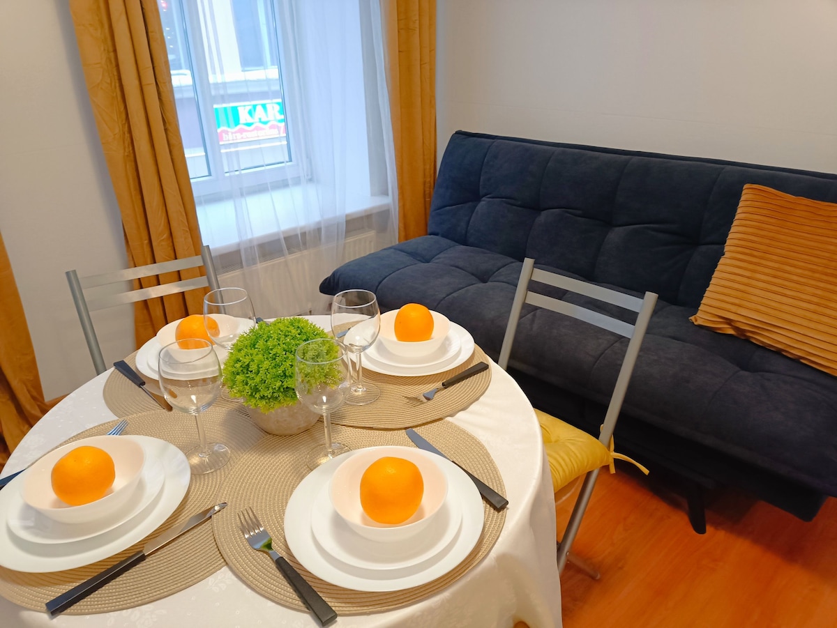 #прва трпезариска маса и кауч на спуштање за едно лице