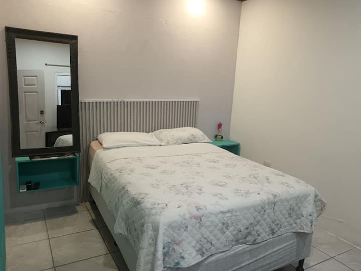 Room with double bed, work area, air conditioning, TV, Wi-Fi and Netflix for you to relax and enjoy. 
A shared bathroom inside the room.
 Everything you need for a pleasant stay!