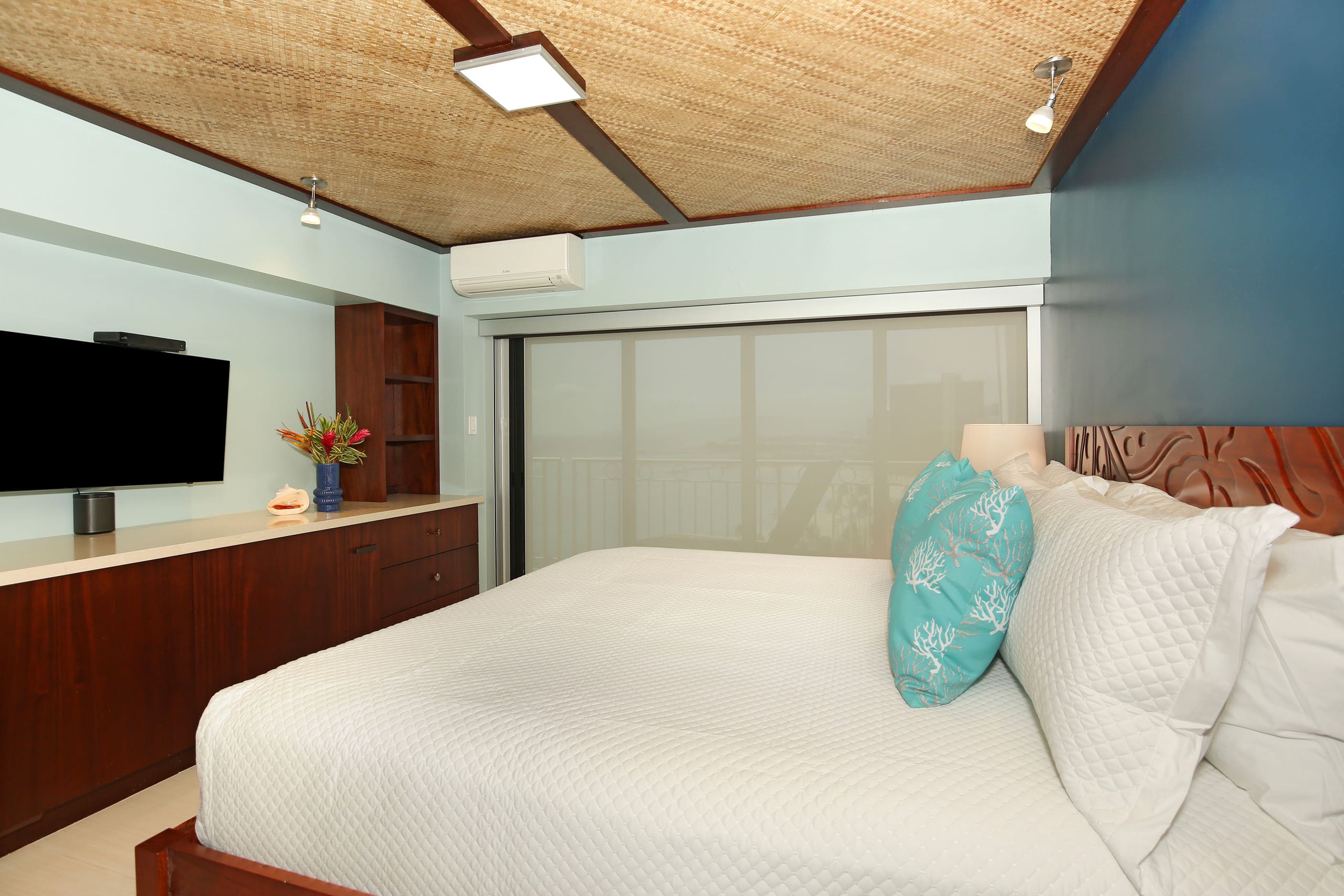 Condo in Honolulu · ★4.74 · 2 bedrooms · 4 beds · 2 private baths - Image 17