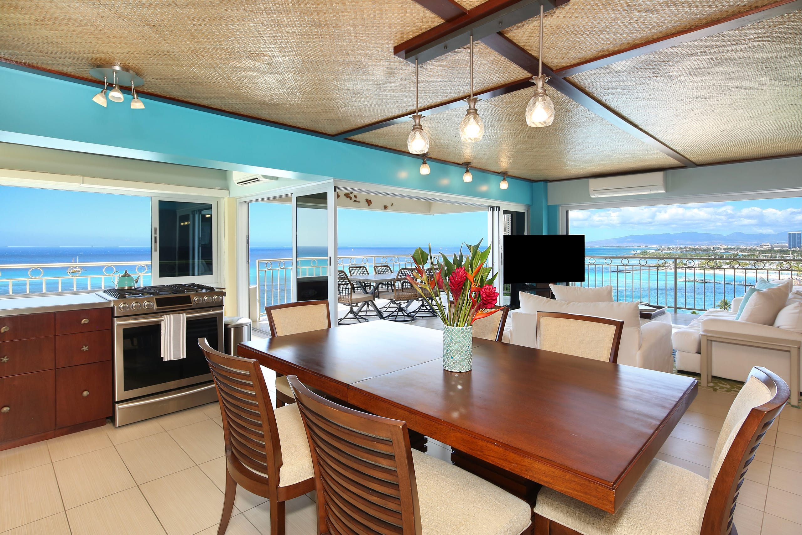 Condo in Honolulu · ★4.74 · 2 bedrooms · 4 beds · 2 private baths - Image 12